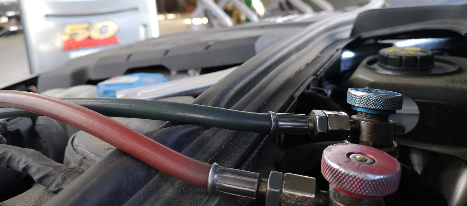 Profesjonalny serwis klimatyzacji samochodowej Auto Jano w Nowym Sączu – napełnianie czynnikiem, sprawdzanie szczelności i odgrzybianie ozonem.